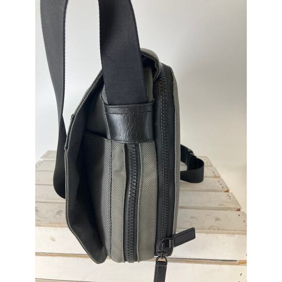 MICHAEL KORS NWT PARKER LG CHARCOAL CANVAS MESSANGER BAG - Picture 5 of 16